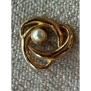 VINTAGE AAI CLASSIC GOLD KNOT WITH FAUX PEARL BROOCH PIN